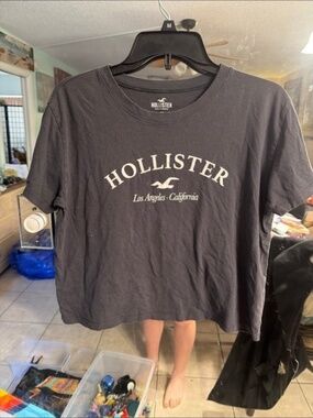Hollister Hollister dark gray/black short-sleeve graphic logo tee in size M